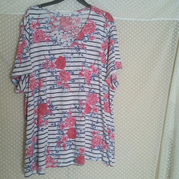 Avenue Tops - avenue plus size 30/32 floral top used Avenue Tops - avenue plus size 30/32 floral top used